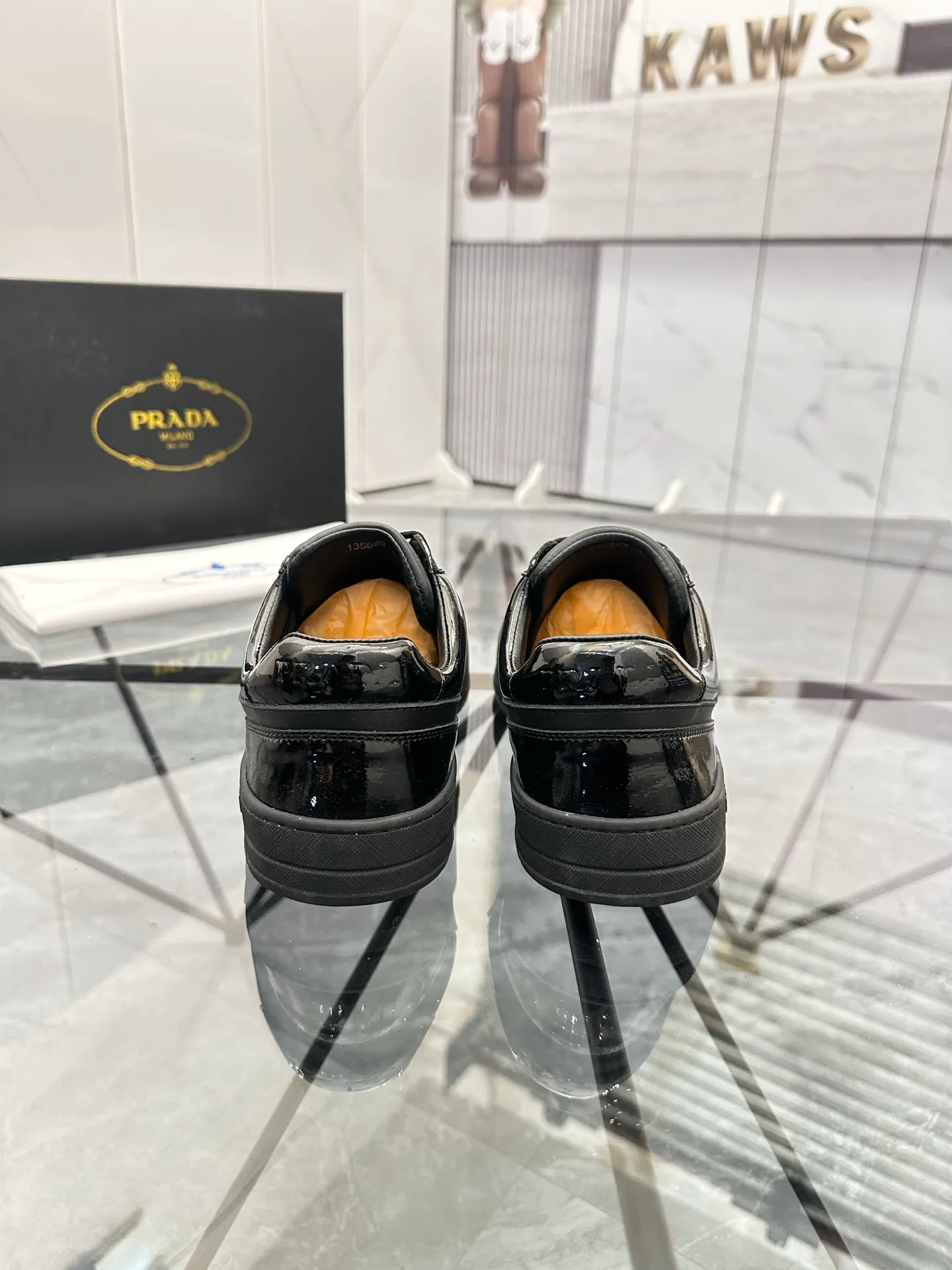 Men's shoes: 💰P400¥ Product trademark: Prada *"Prada*" low-top casual shoes Regular size: 38-44 (can be customized to 45) Product materials: imported cowhide upper, sheepskin lining, original outsole. Number: 020